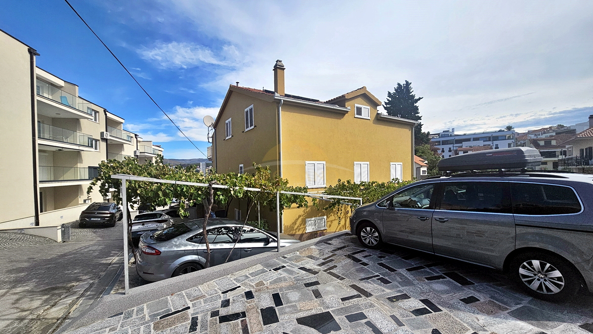 Casa con appartamenti a Okrug Gornji/Čiovo, seconda fila dal mare - 5 appartamenti